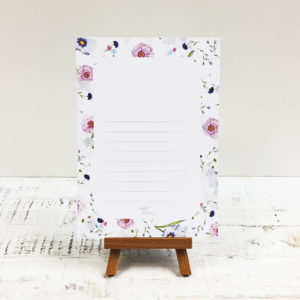 Notizblock mit hellem Blumenmuster vor weißem Hintergrund. Designt von Mint & Limes.